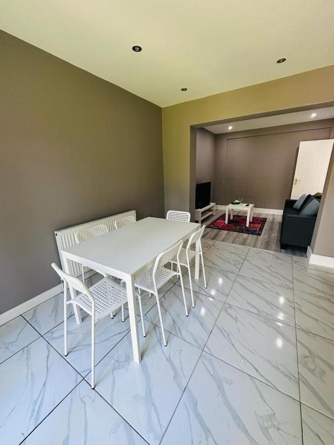 Burmese - 5 Bedroom House Earley ภายนอก รูปภาพ
