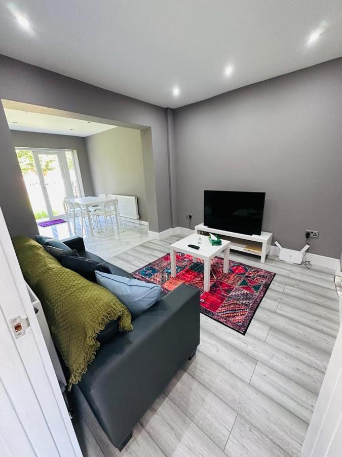 Burmese - 5 Bedroom House Earley ภายนอก รูปภาพ